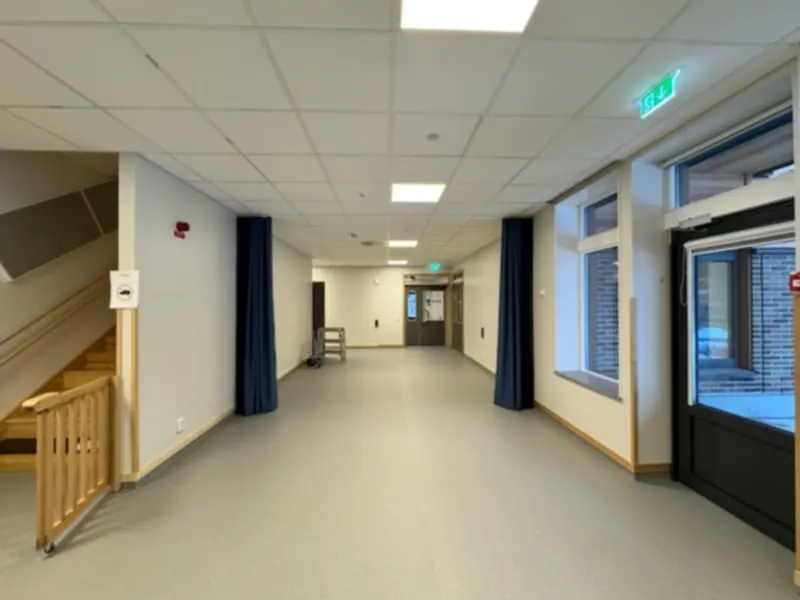 Gardiner som avskiljning i skola