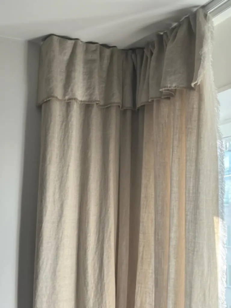 Kundens egen designade gardin i lintyg