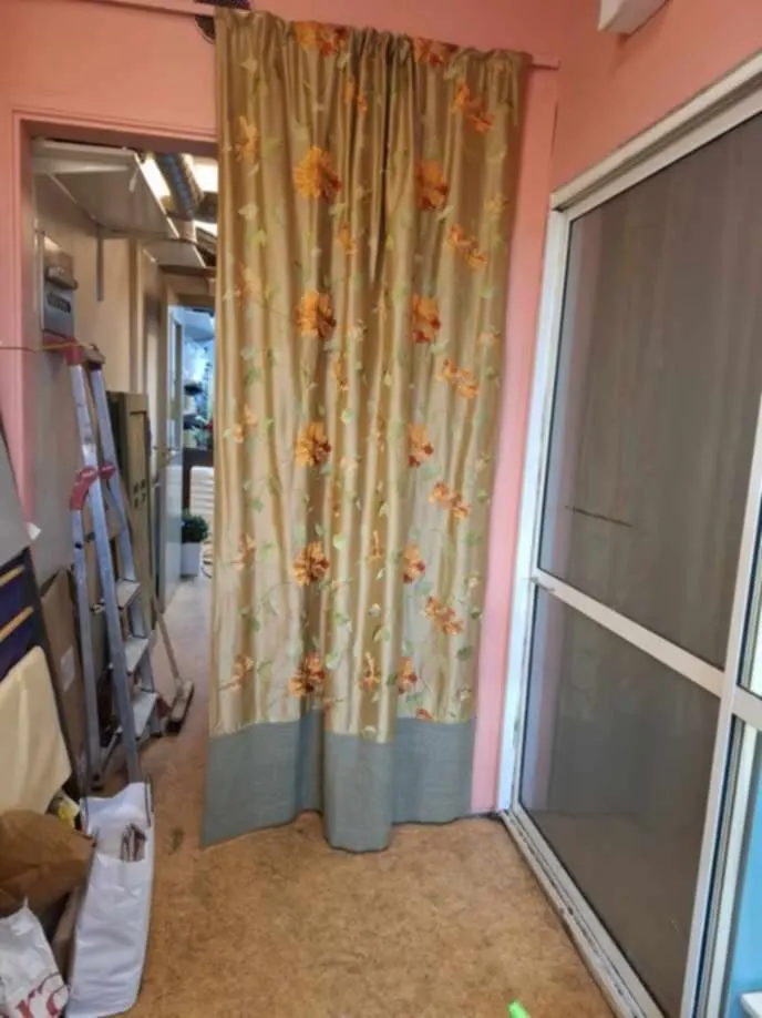Draperi i en blombutik