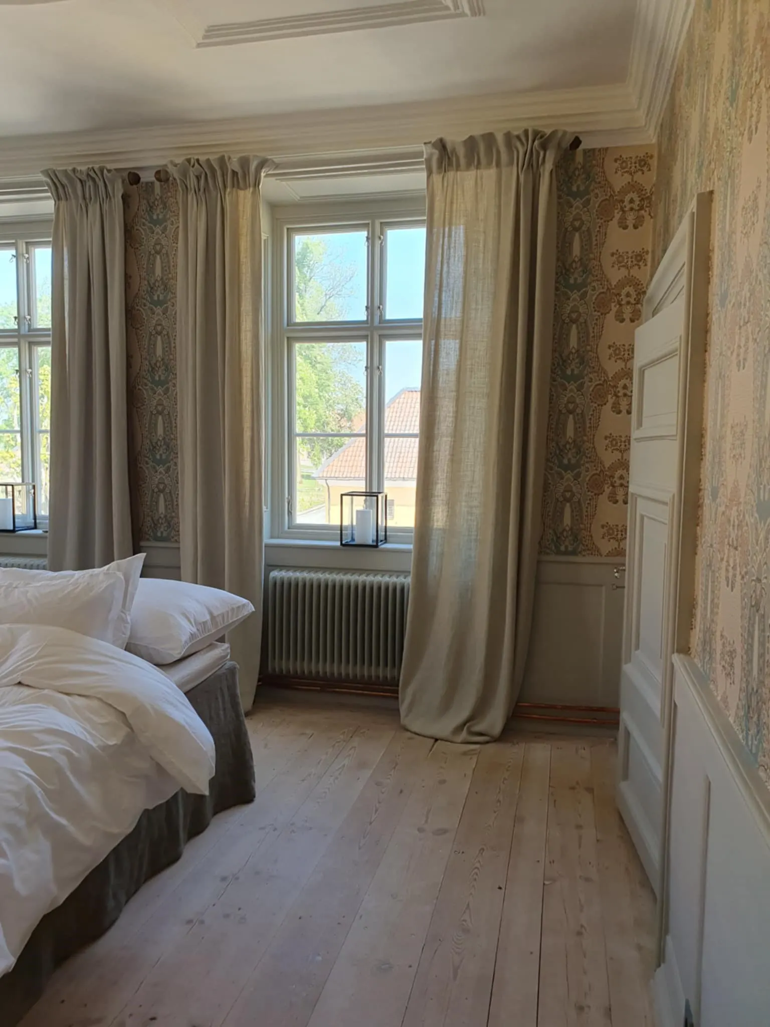 Handsydda gardiner i slottsmiljö, Makzy syateljé