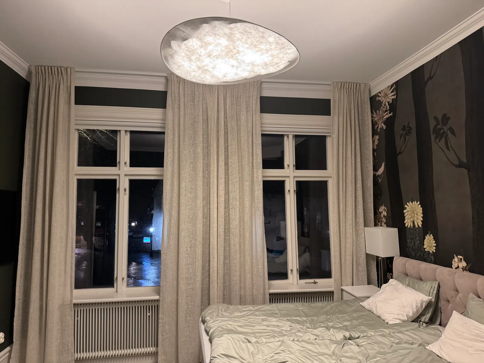 Gardiner i sovrum med hög takhöjd